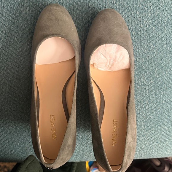 Nine West Women's grey Suede Wedge shoes - Picture 5 of 6